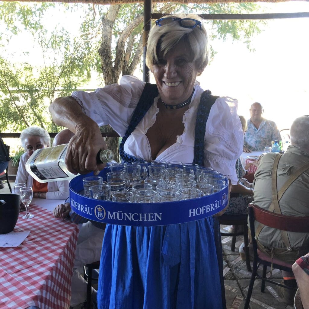 Elfi schenkt Schnaps aus