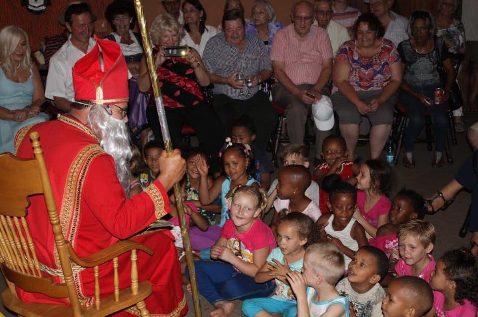 Der Nikolaus beschenkt die Kinder vom Jan Hoffmayer Kindergarten
