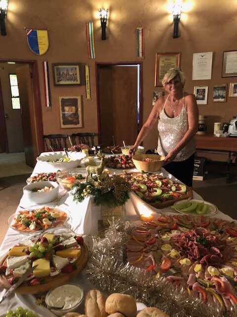 Elfi hat gutes Essen für unsere Veranstaltung zubeireitet